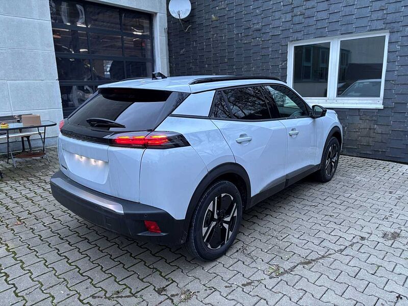 Peugeot 2008 e- Allure 156 LED SITZHEIZUNG NAVI PDC e- Allure 156 LED SITZHEIZUNG Klimaautom.