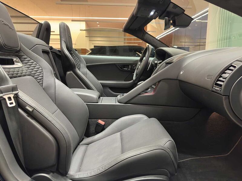 Jaguar F-Type P450 AWD Cabriolet 75 PIXEL-LED KLIMAPACK P450 AWD Cabriolet 75 PIXELLED KLIMAPAKET