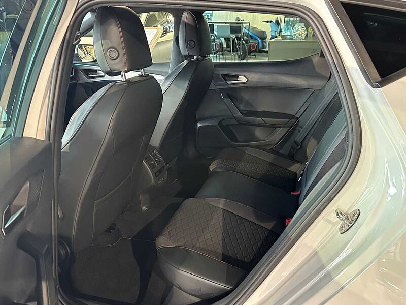 SEAT Leon FR 1.5 eTSI Panodach LED Dunkler Dachhimmel