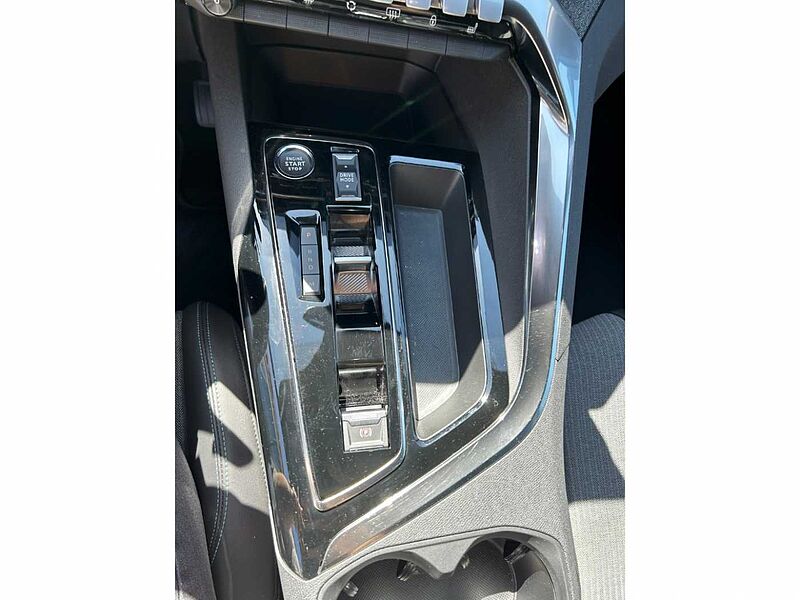 Peugeot 3008 1.2 Allure Pack 130 EAT8 Navi LED CarPlay