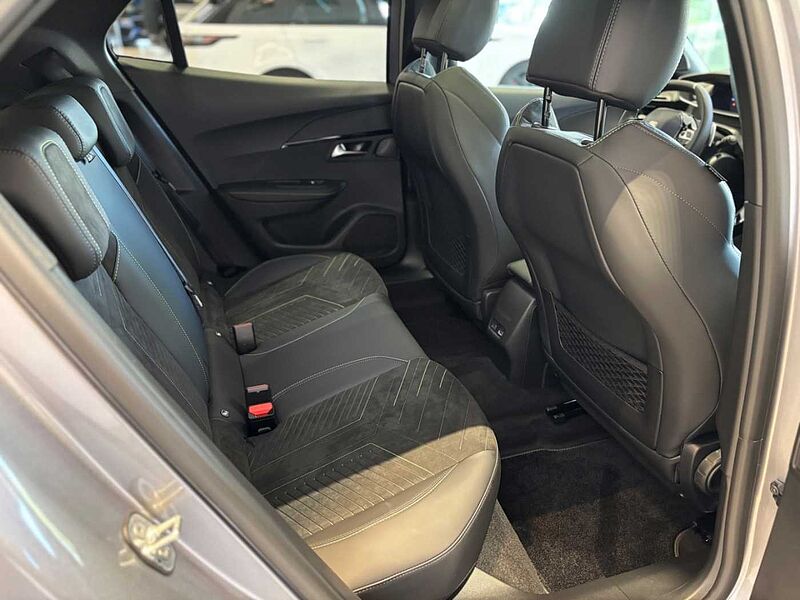 Peugeot 2008 GT Hybrid 136 PANODACH  SITZHEIZUNG ACC NAVI